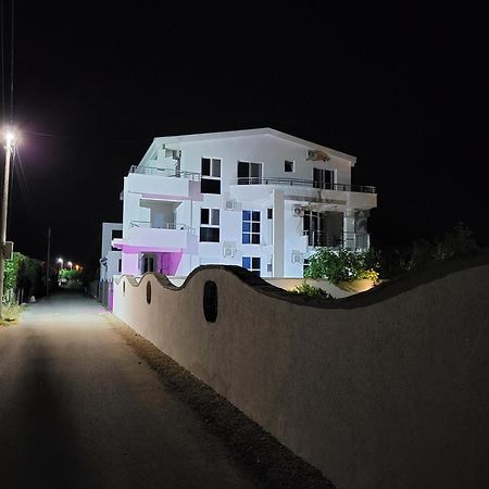 Apartmani Vila Milaris Ulcinj Exterior photo