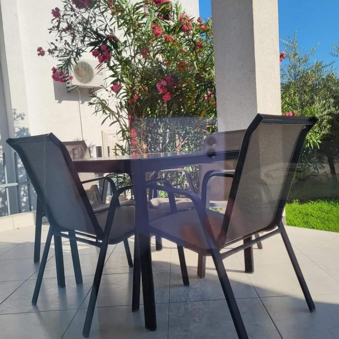 Apartmani Vila Milaris Ulcinj Exterior photo